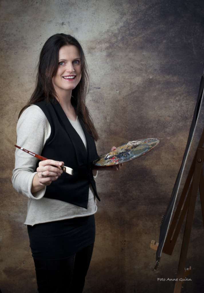 Marit Schaldemose med en av sine favorittaktiviteter: Ved staffeliet, med pensel og palett.